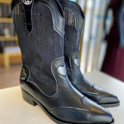 Botas cowboy pretas em couro e tecido com detalhes costurados e logo circular
