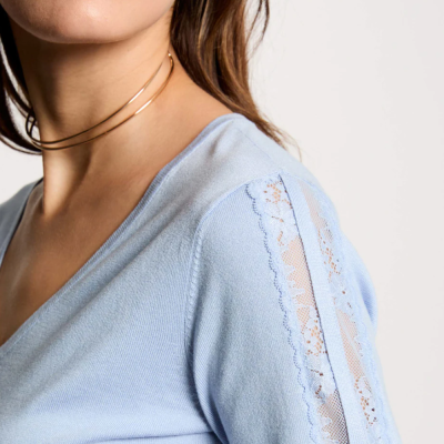 Blusão azul claro com detalhes de renda floral na manga