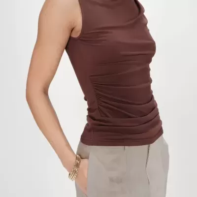 Regata castanha gola alta com calças bege claras