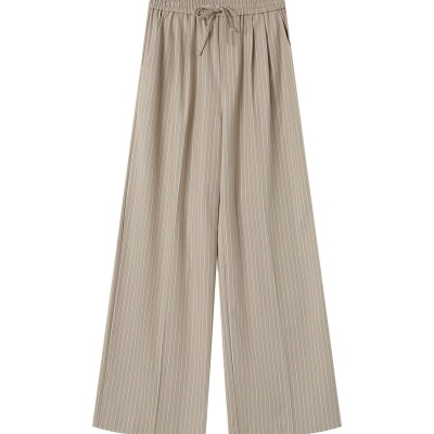 Calças compridas bege com riscas finas e cintura elástica com cordão