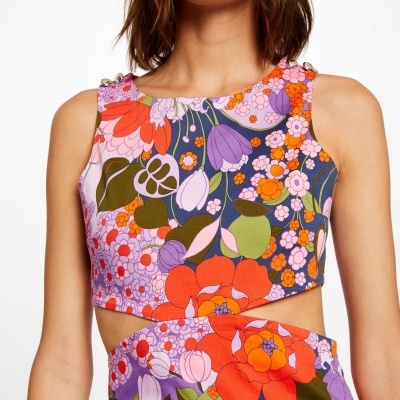 Top cropped com padrão floral colorido em vermelho, laranja, roxo, verde e rosa
