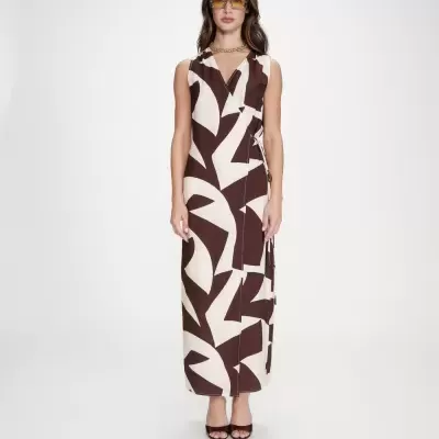 Vestido comprido padrão castanho e branco com decote em V e sapatos castanhos