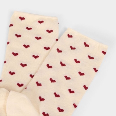 Meias creme com pequenos corações vermelhos