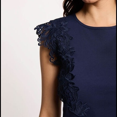 T-shirt feminina azul escuro com renda floral no ombro