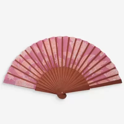 Leque cor-de-rosa com padrão floral e estrutura de madeira castanha