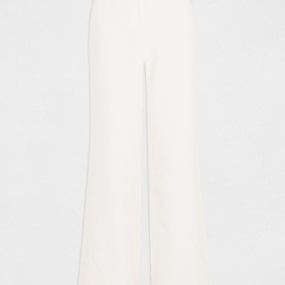 Calças compridas brancas com cinto e fivela dourada