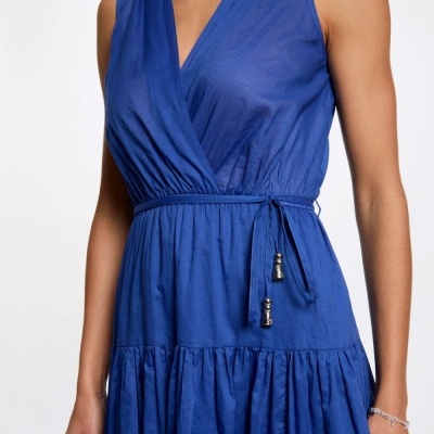 Vestido azul sem mangas com cordão na cintura e decote em V