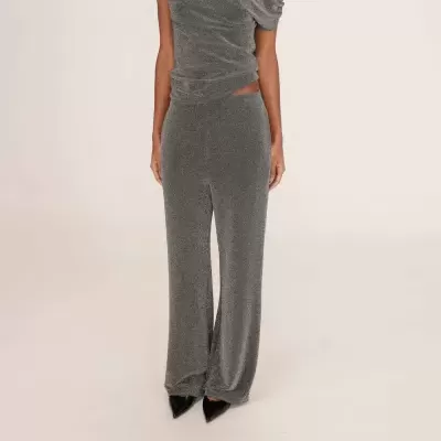 Conjunto feminino cinza metálico com top de um ombro e calças largas