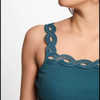 Top feminino azul petróleo com renda entrelaçada nas alças e decote