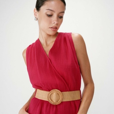 Vestido vermelho com cinto de palha e fivela redonda