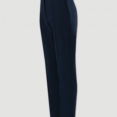 Calças azul-marinho com corte reto e bolsos laterais