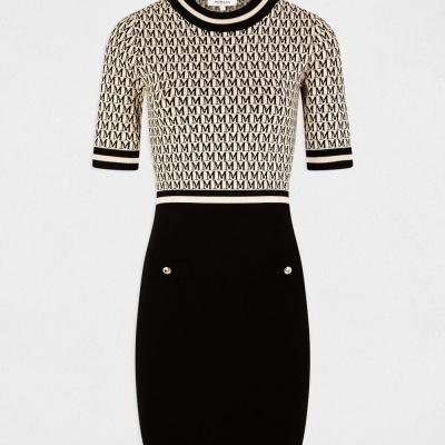 Vestido bicolor bege e preto com padrão de letras 'M' e botões dourados