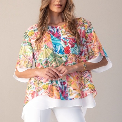 Blusa feminina floral colorida com acabamento branco e calças brancas