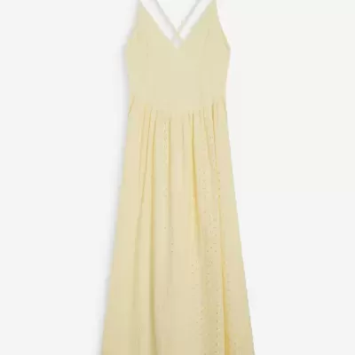 Vestido comprido amarelo com alças finas e padrão de pequenos furos