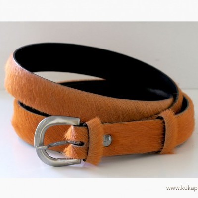 Cinto de pelo castanho com fivela metálica em fundo branco