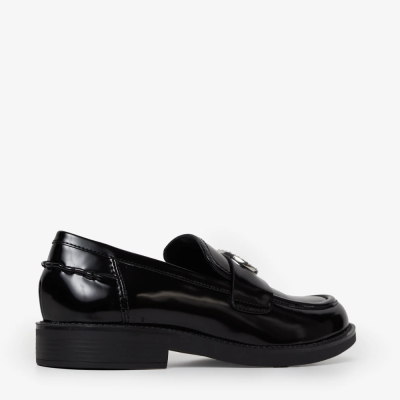 Sapato preto de couro estilo mocassim com detalhe prateado.