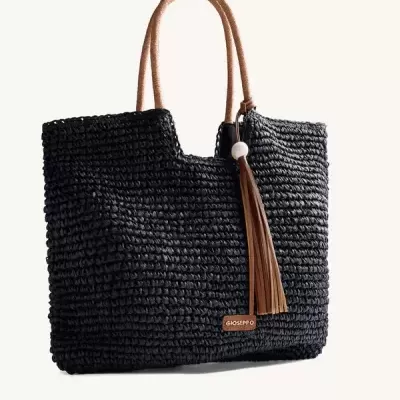 Mala de mão preta trançada com alças castanhas e tassel.