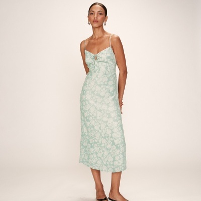 Vestido verde claro com padrão floral branco e alças finas