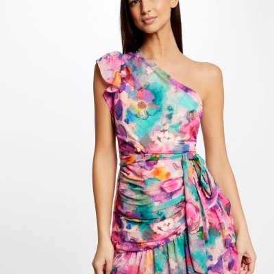 Vestido curto assimétrico floral colorido com alça única e cinto.