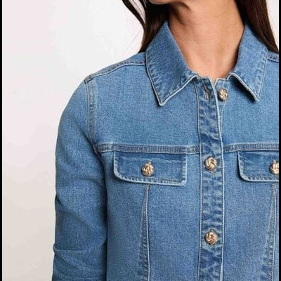 Casaco de ganga azul com botões dourados e bolsos no peito