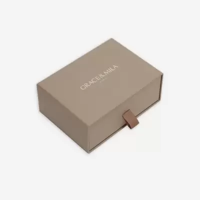 Caixa castanho claro com texto GRACE&MILA PARIS na tampa