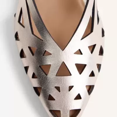 Sapatilha prateada com recortes triangulares e padrões geométricos no bico