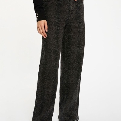 Calças compridas com padrão de pele de cobra e sapatos pretos de sola grossa