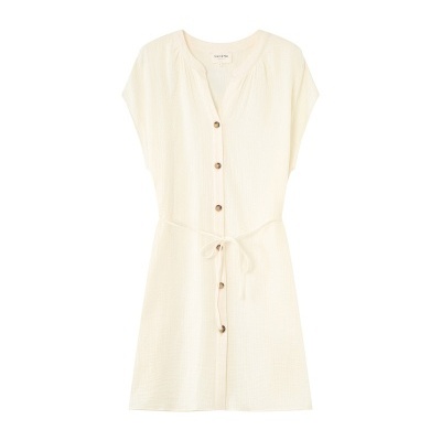 Vestido curto branco com botões castanhos e cinto