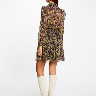 Vestido floral curto com botas brancas em fundo branco