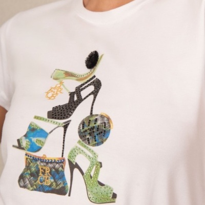 T-shirt branca com estampa colorida de sapatos de salto alto