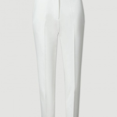 Calças brancas de tecido liso com fecho oculto e vincos
