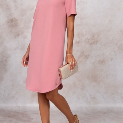 Vestido rosa com manga curta e decote em V, sapatos e carteira dourados.