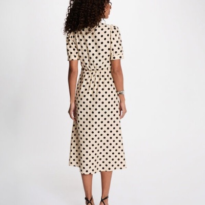 Vestido midi bege com bolinhas pretas vista de costas