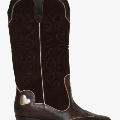 Bota cowboy em camurça e couro castanho com coração e monograma dourado