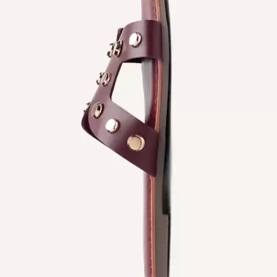 Sandália castanha com detalhes metálicos dourados vista de lado