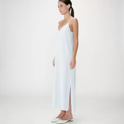 Vestido comprido branco com alças finas e abertura lateral até ao joelho