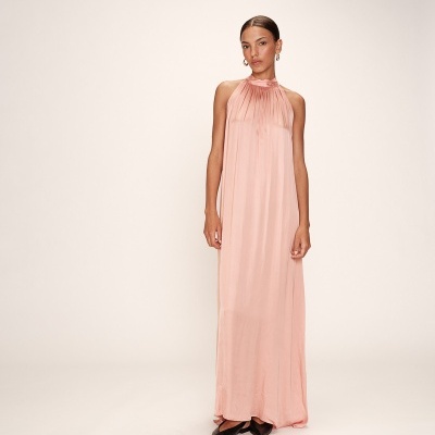 Vestido longo rosa claro gola alta sem mangas com sapatos pretos