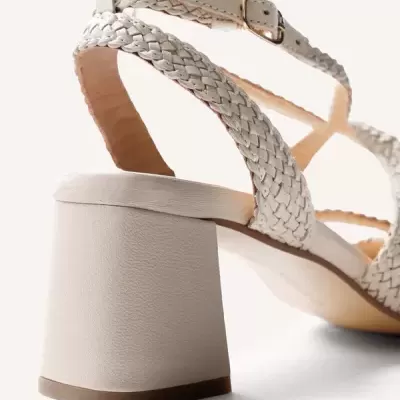 Sandália bege de salto grosso com tiras entrelaçadas e fivela metálica