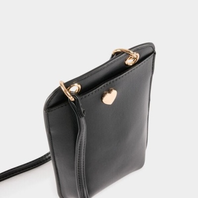 Bolsa pequena preta com alça longa e detalhes dourados