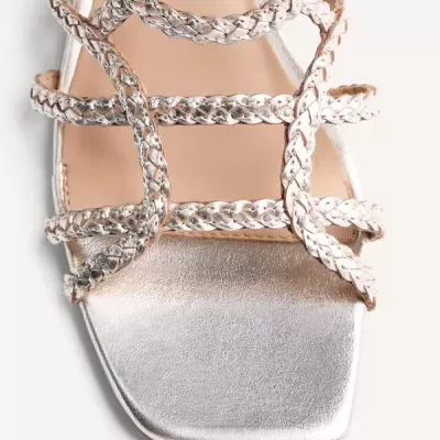 Sandała feminina preta com tiras entrelaçadas prateadas