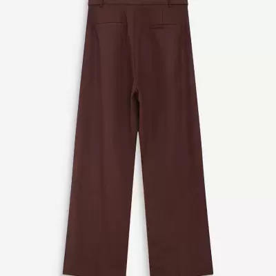 Calças castanho escuro com pregas e cinto, vista traseira