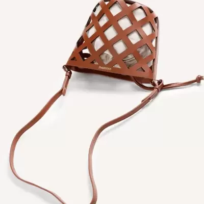 Bolsa castanha em pele com padrão entrelaçado e forro tecido cinza claro