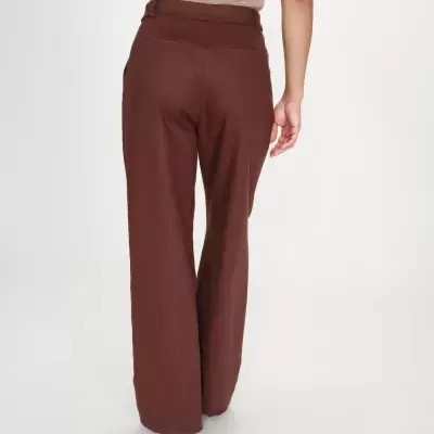 Calças castanhas compridas com bolsos falsos nas costas