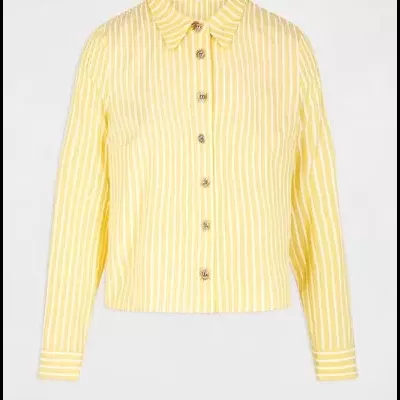 Camisa amarela e branca às riscas com botões e gola tradicional