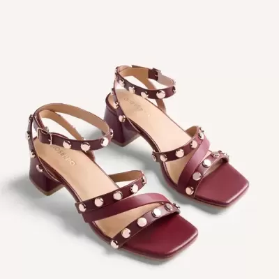 Sandálias de salto médio vinho com tiras e tachas metálicas douradas