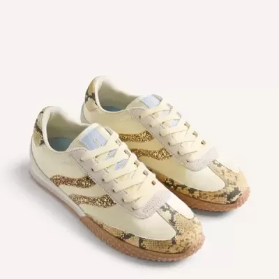 Ténis creme com padrão de pele de cobra dourada e glitter nas laterais