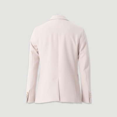 Blazer feminino bege claro visto de costas