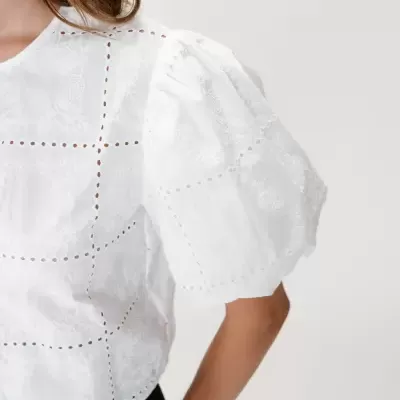 Blusa branca com padrão bordado floral e mangas bufantes