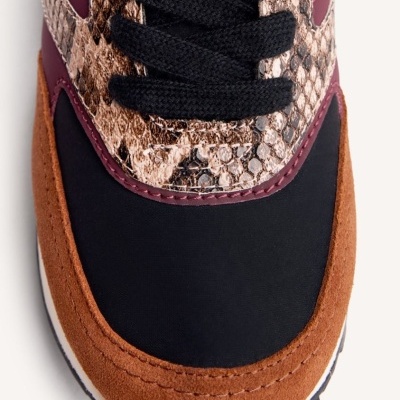 Sapatilha desportiva com padrão pele de cobra e detalhes castanhos e pretos