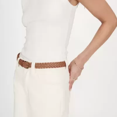 Mulher com camisola branca de alças, calças e cinto trançado castanho
